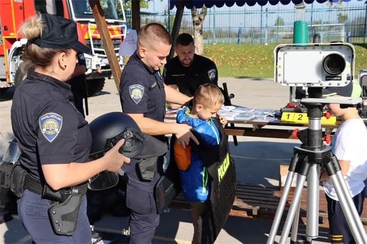 [FOTO] Policijski službenici sudjelovali na obilježavanju Dječjeg tjedna u Pleternici