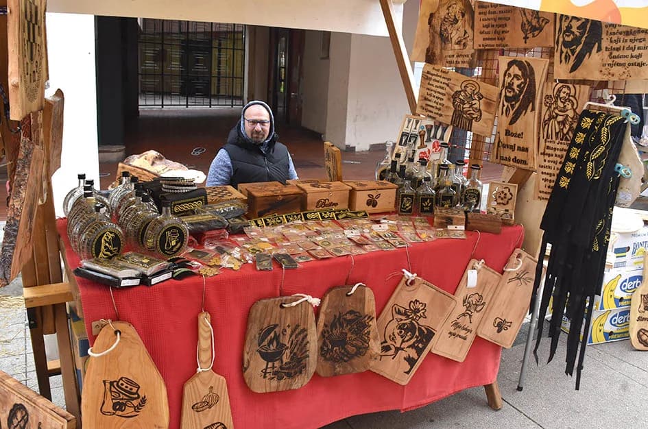 Jesenski sajam u požeškoj pješačkoj zoni okupio više od 60 izlagača