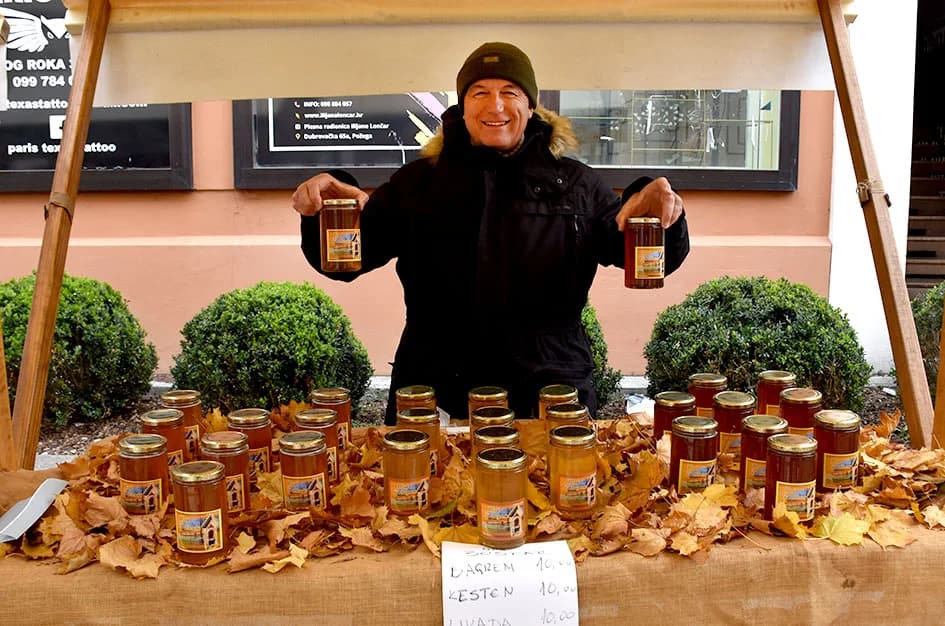Jesenski sajam u požeškoj pješačkoj zoni okupio više od 60 izlagača