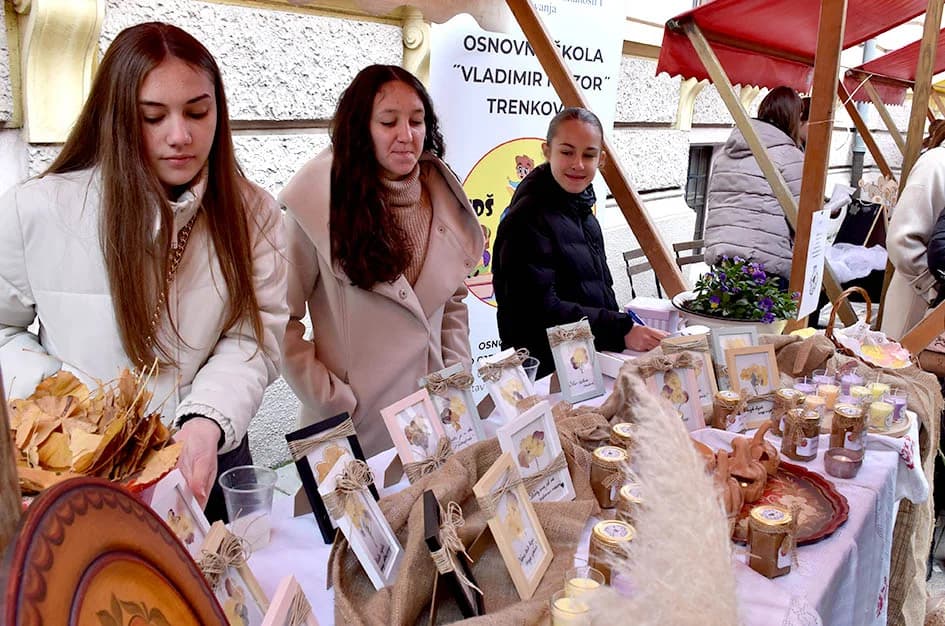 Jesenski sajam u požeškoj pješačkoj zoni okupio više od 60 izlagača
