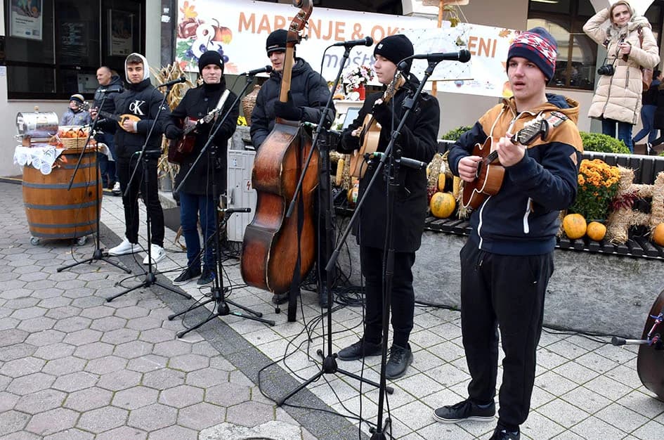 Jesenski sajam u požeškoj pješačkoj zoni okupio više od 60 izlagača
