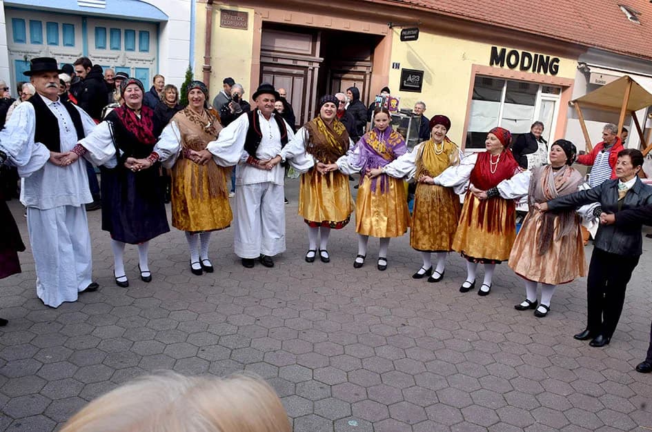 Jesenski sajam u požeškoj pješačkoj zoni okupio više od 60 izlagača