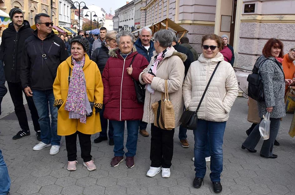 Jesenski sajam u požeškoj pješačkoj zoni okupio više od 60 izlagača