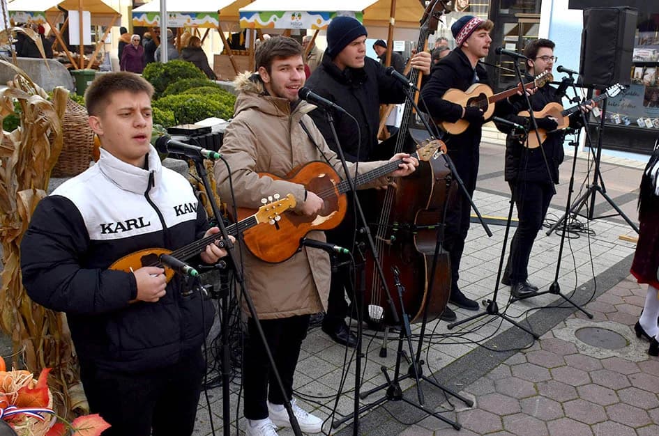Jesenski sajam u požeškoj pješačkoj zoni okupio više od 60 izlagača