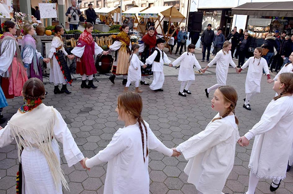 Jesenski sajam u požeškoj pješačkoj zoni okupio više od 60 izlagača