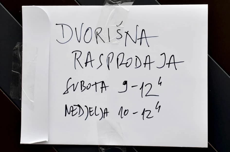 NOVOTARIJA U POŽEGI: Dvorišna prodaja u kojoj je bilo niz starinskih predmeta - za svakog ponešto i svačiji džep