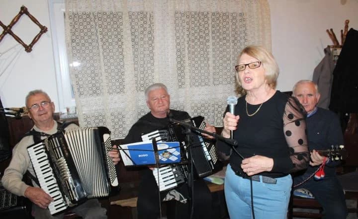 MATICA UMIROVLJENIKA GRADA PLETERNICE: Uz pjesmu i ples proslavili Martinje