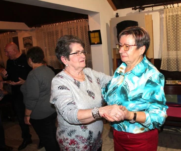 MATICA UMIROVLJENIKA GRADA PLETERNICE: Uz pjesmu i ples proslavili Martinje