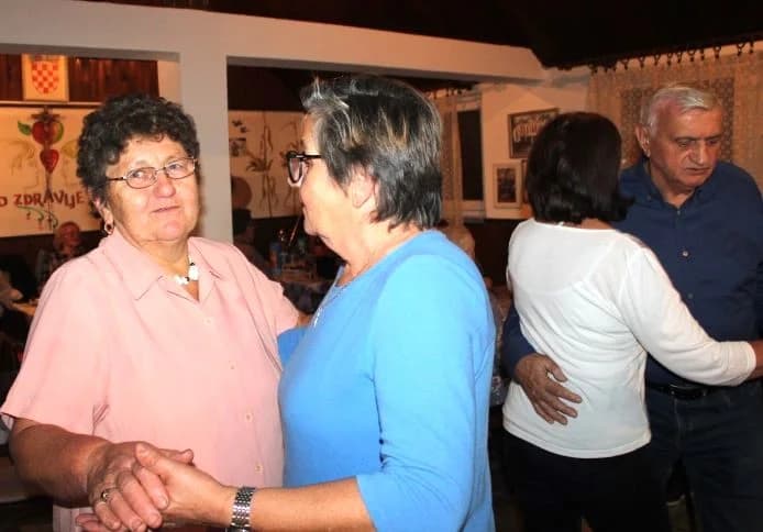 MATICA UMIROVLJENIKA GRADA PLETERNICE: Uz pjesmu i ples proslavili Martinje