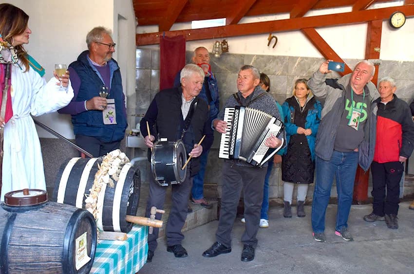 MARTINJE U KUTJEVAČKOJ OBITELJI KRSNIK: Besplatni grah za posjetitelje