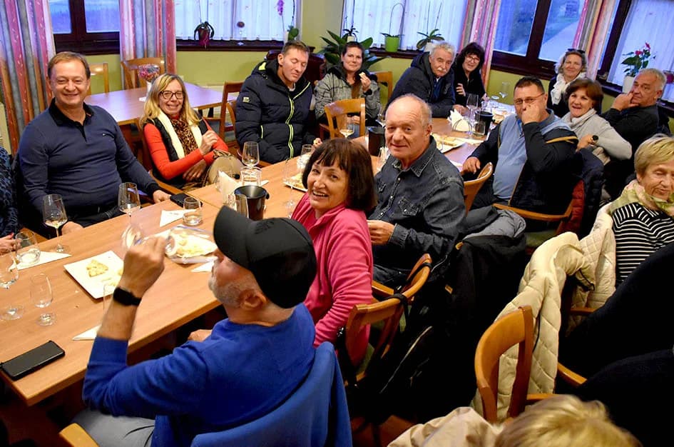 KUTJEVAČKI VINARI OTVORILI PODRUME:  Graševini u pohode ljubitelji sa svih strana