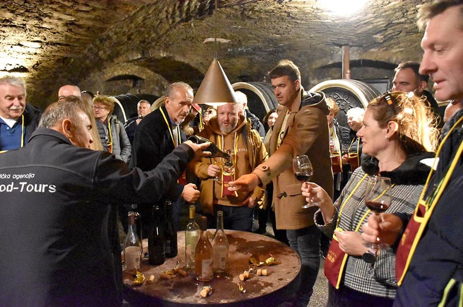 KUTJEVAČKI VINARI OTVORILI PODRUME:  Graševini u pohode ljubitelji sa svih strana