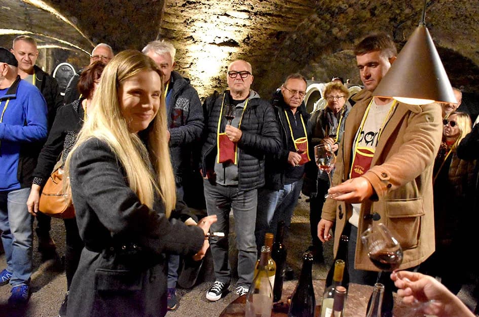 KUTJEVAČKI VINARI OTVORILI PODRUME:  Graševini u pohode ljubitelji sa svih strana