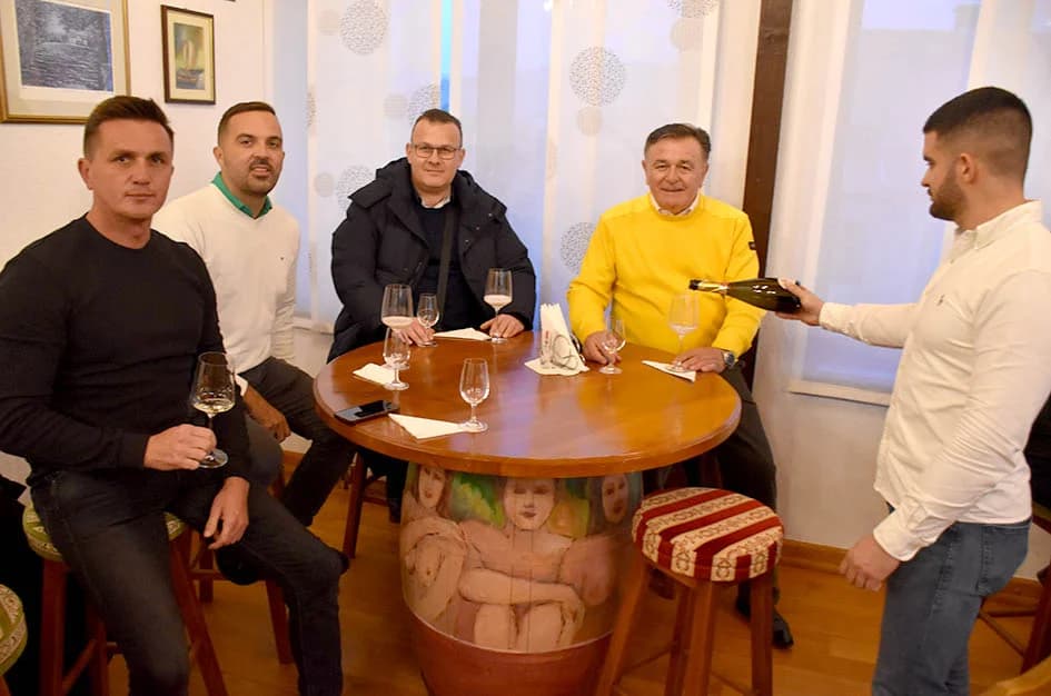 KUTJEVAČKI VINARI OTVORILI PODRUME:  Graševini u pohode ljubitelji sa svih strana