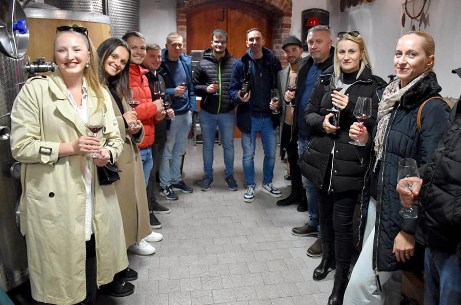 KUTJEVAČKI VINARI OTVORILI PODRUME:  Graševini u pohode ljubitelji sa svih strana