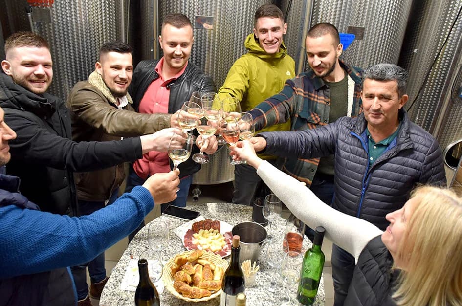 KUTJEVAČKI VINARI OTVORILI PODRUME:  Graševini u pohode ljubitelji sa svih strana