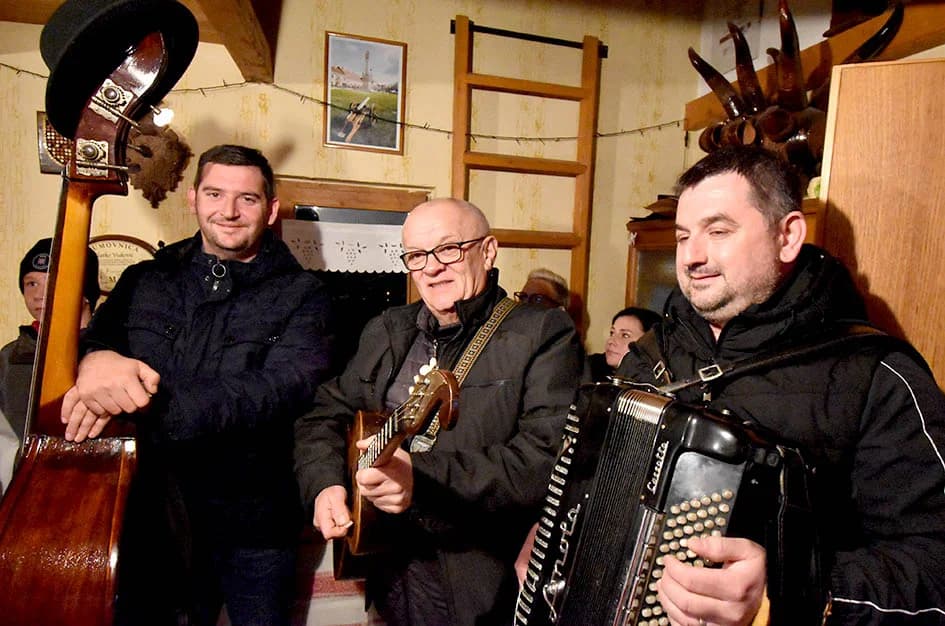 VUKOVIĆEVI NA POŽEŠKOM SOKOLOVCU SLAVILI MARTINJE:  Tradicija duga četrnaest godina