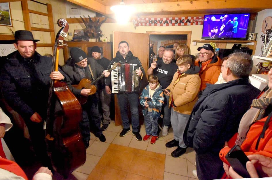 VUKOVIĆEVI NA POŽEŠKOM SOKOLOVCU SLAVILI MARTINJE:  Tradicija duga četrnaest godina
