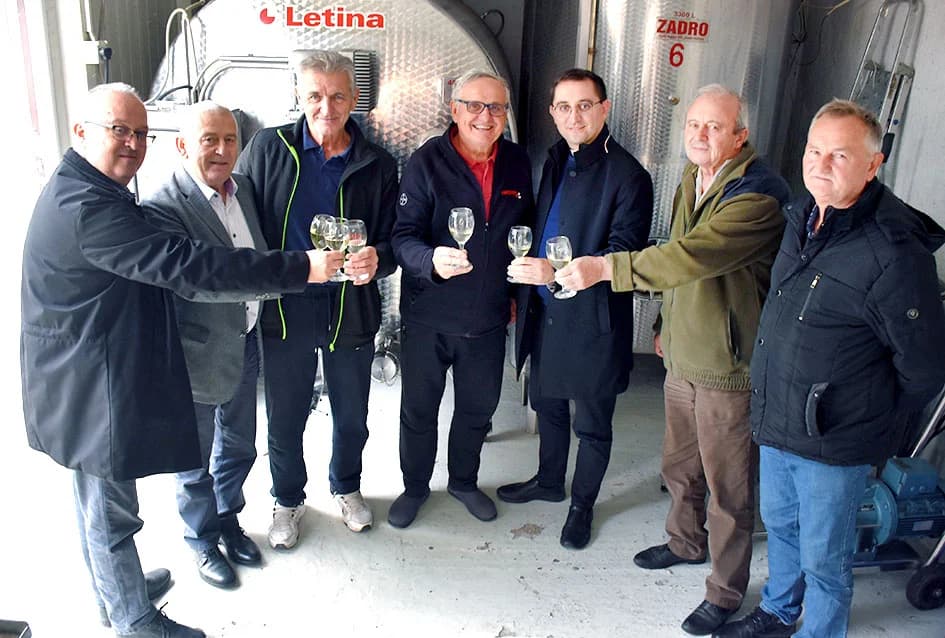 MARTINJSKI POHOD VINARU PERIĆU U VELIKOJ: Vinar „S gore koja pamti more”