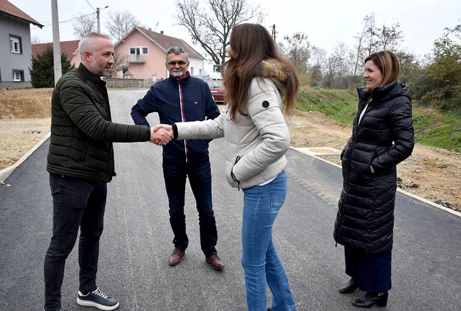 Mještani Vinorodne ulice u Novom Selu više nego zadovoljni: „Neće biti više blata i prašine u našem kraju“