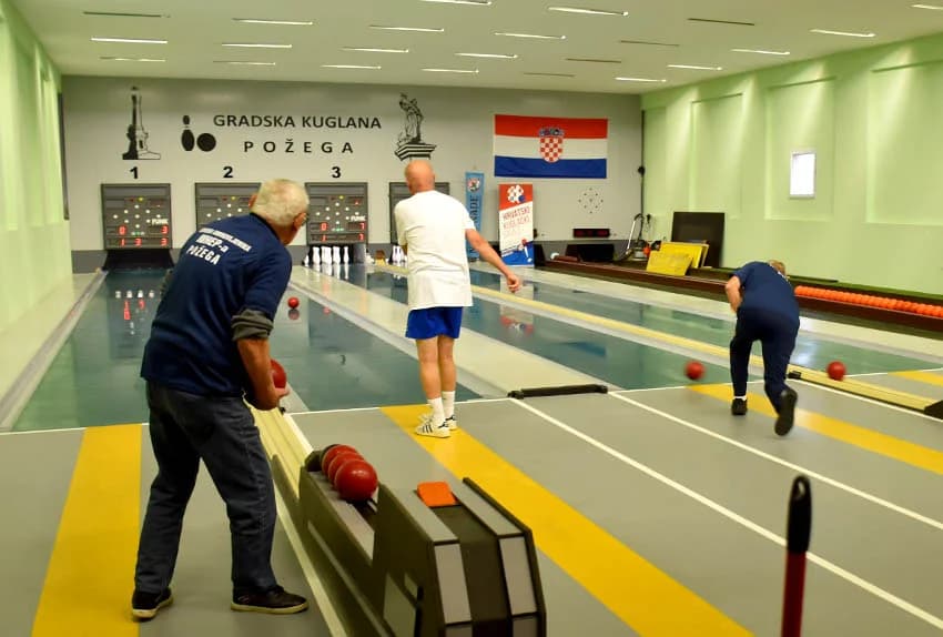 POŽEGA DOMAĆIN 2. TURNIRA U KUGLANJU UDRUGE UMIROVLJENIKA HEP-a SLAVONIJE I BARANJE: Prelazni pehar odnijeli Osječani