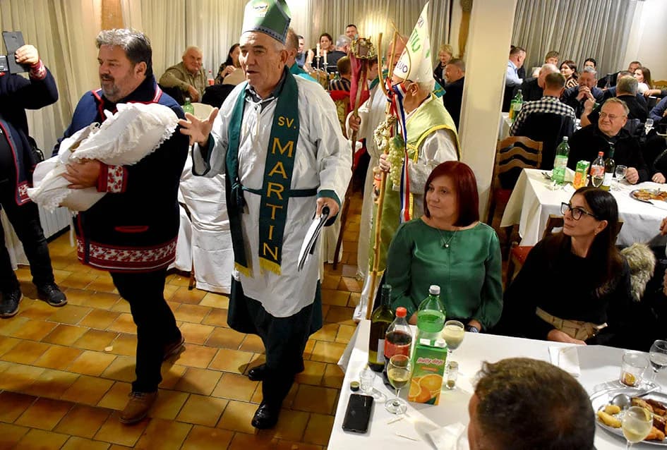 Dan kada vinari izvode supruge na ples