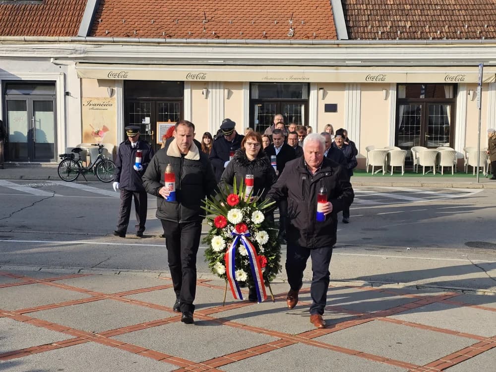 Kod spomen obilježja na Trgu 123. brigade u znak sjećanja na žrtve Vukovara i Škabrnje položeni vijenci i zapaljene svijeće