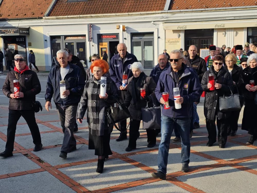 Kod spomen obilježja na Trgu 123. brigade u znak sjećanja na žrtve Vukovara i Škabrnje položeni vijenci i zapaljene svijeće