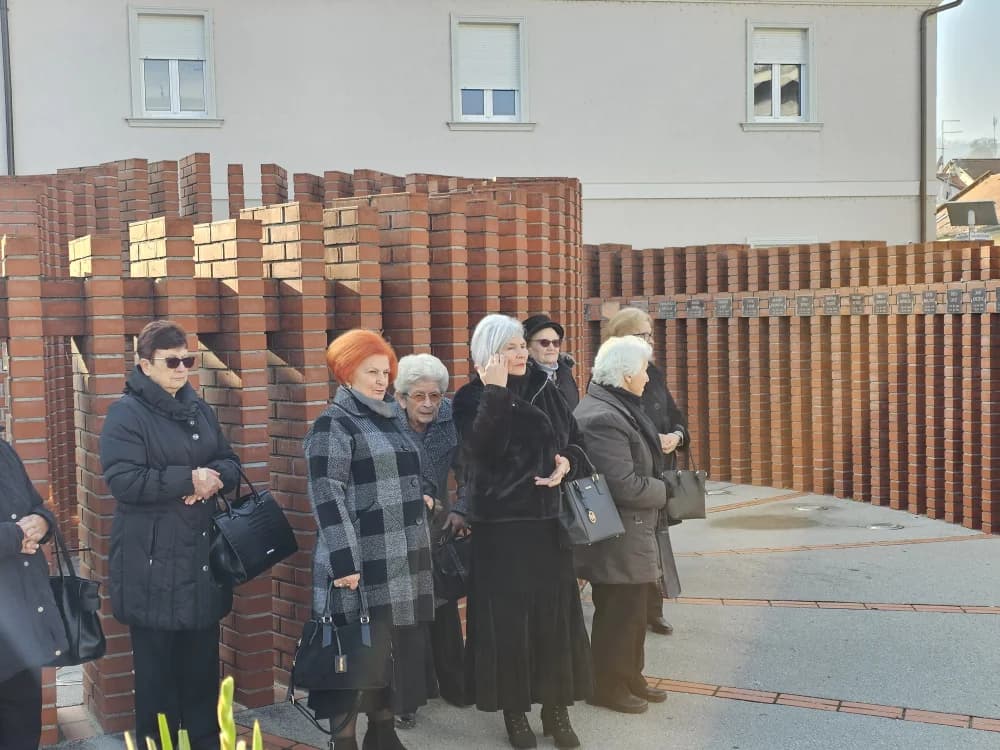 Kod spomen obilježja na Trgu 123. brigade u znak sjećanja na žrtve Vukovara i Škabrnje položeni vijenci i zapaljene svijeće
