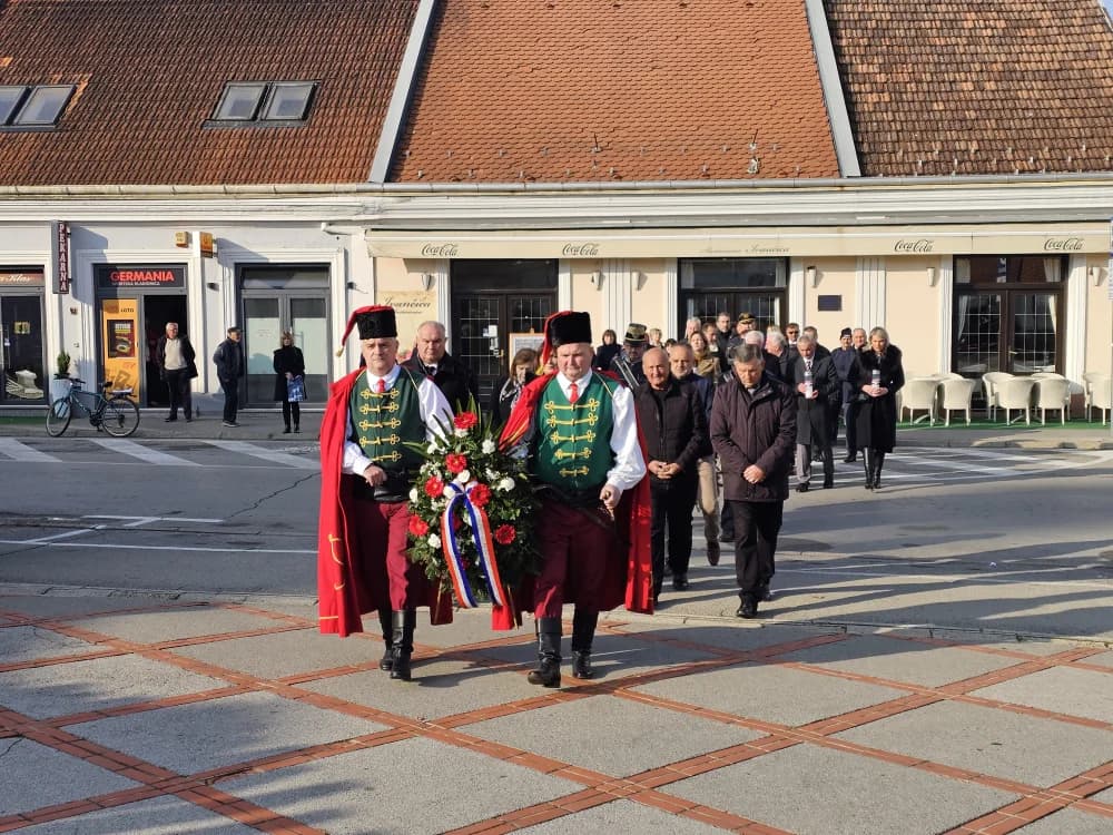 Kod spomen obilježja na Trgu 123. brigade u znak sjećanja na žrtve Vukovara i Škabrnje položeni vijenci i zapaljene svijeće