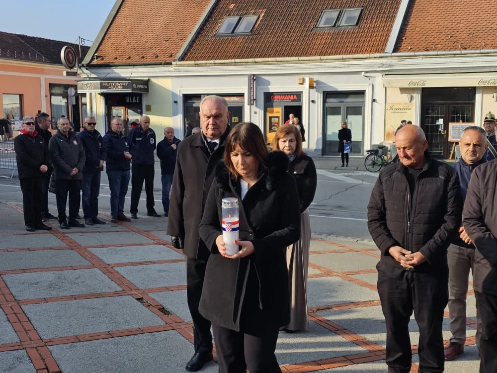Kod spomen obilježja na Trgu 123. brigade u znak sjećanja na žrtve Vukovara i Škabrnje položeni vijenci i zapaljene svijeće