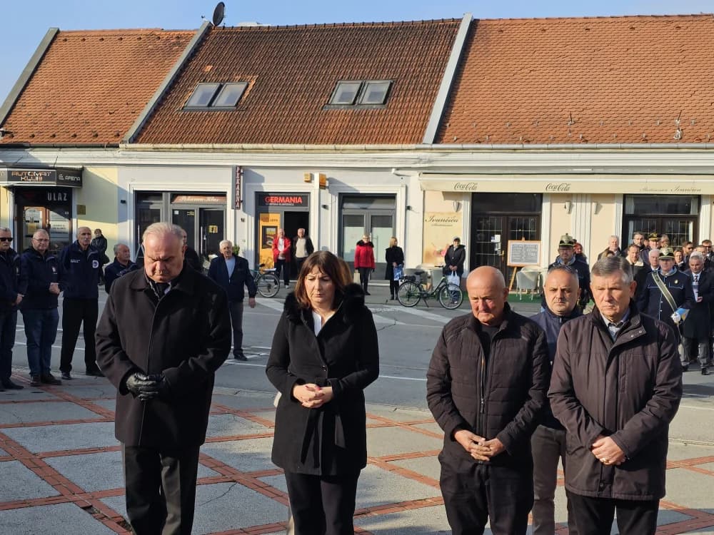 Kod spomen obilježja na Trgu 123. brigade u znak sjećanja na žrtve Vukovara i Škabrnje položeni vijenci i zapaljene svijeće