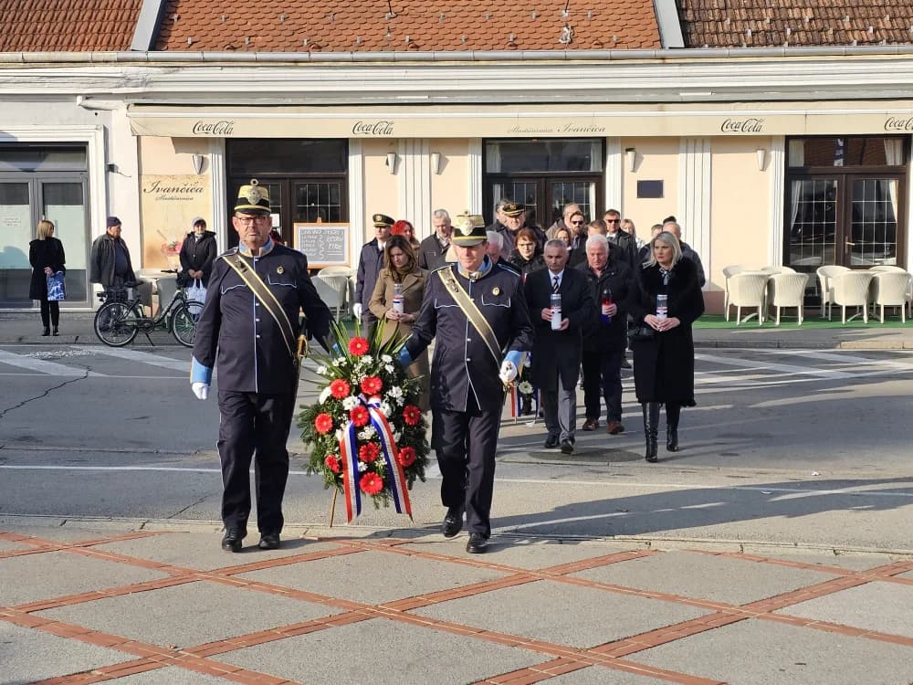 Kod spomen obilježja na Trgu 123. brigade u znak sjećanja na žrtve Vukovara i Škabrnje položeni vijenci i zapaljene svijeće