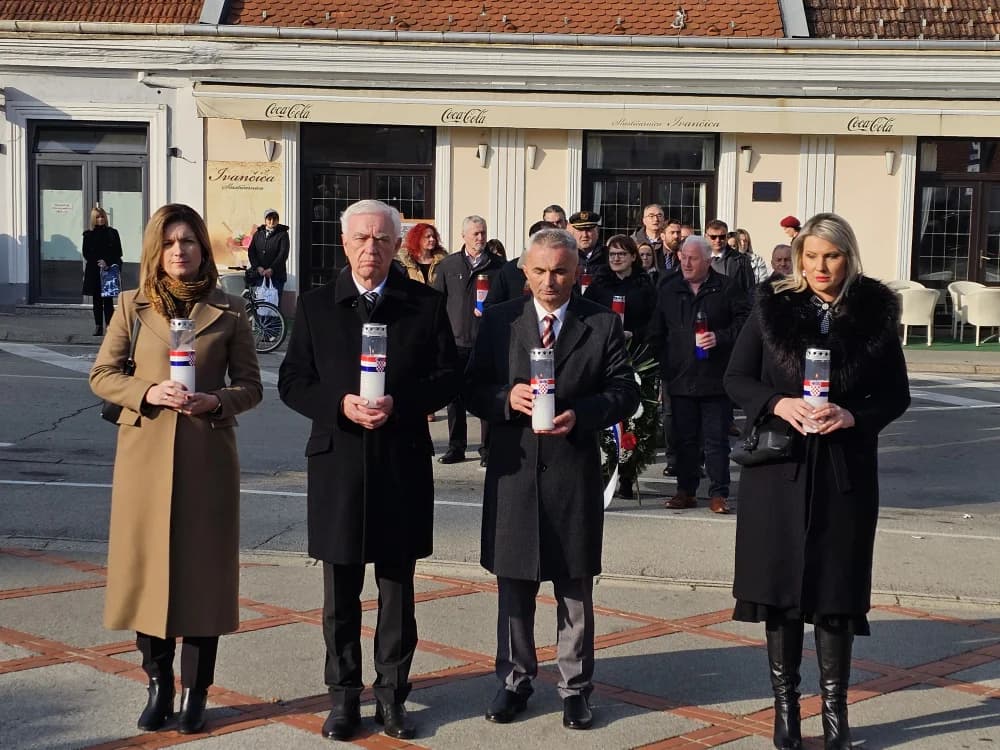 Kod spomen obilježja na Trgu 123. brigade u znak sjećanja na žrtve Vukovara i Škabrnje položeni vijenci i zapaljene svijeće