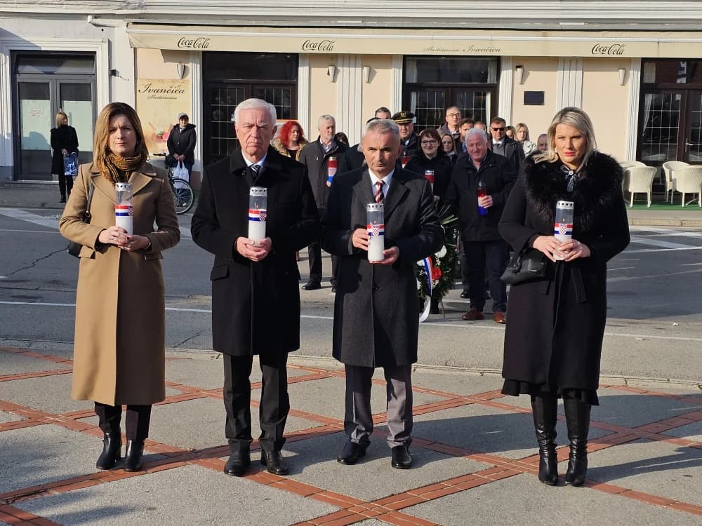 Kod spomen obilježja na Trgu 123. brigade u znak sjećanja na žrtve Vukovara i Škabrnje položeni vijenci i zapaljene svijeće