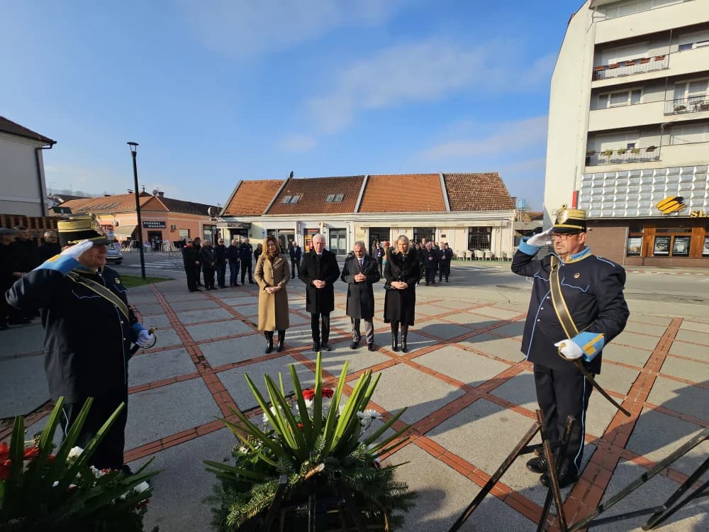 Kod spomen obilježja na Trgu 123. brigade u znak sjećanja na žrtve Vukovara i Škabrnje položeni vijenci i zapaljene svijeće