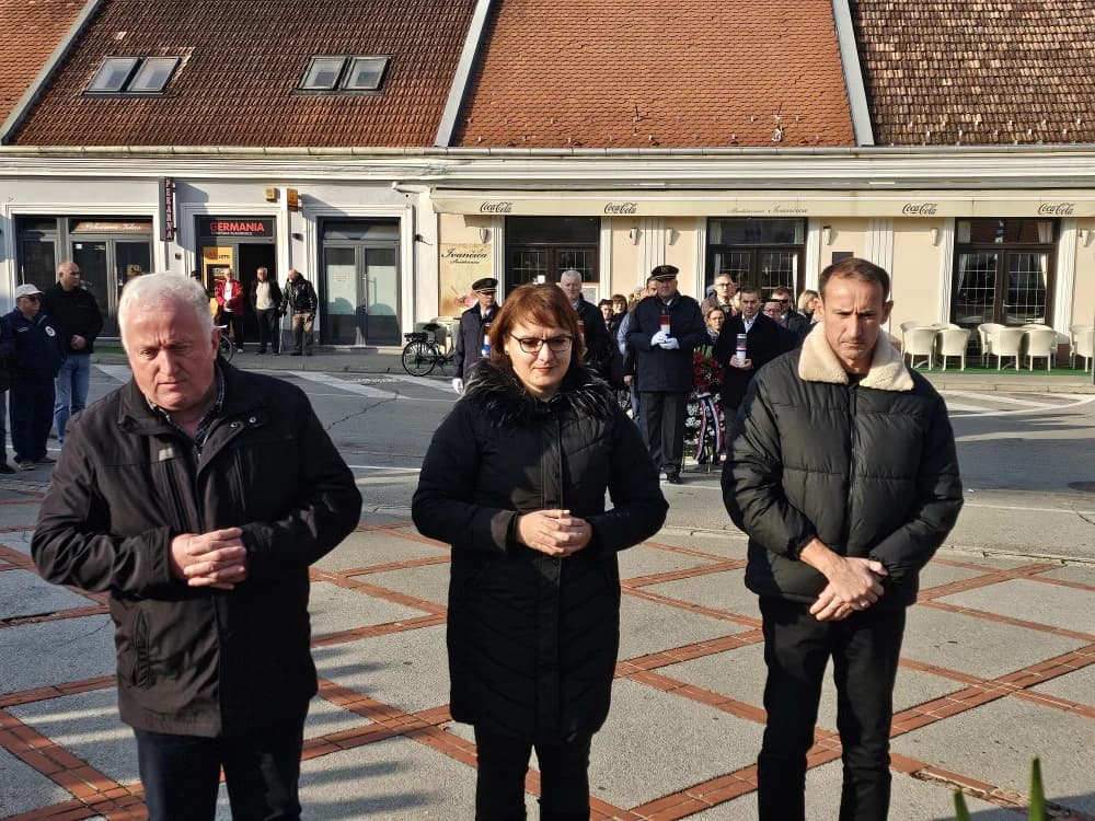 Kod spomen obilježja na Trgu 123. brigade u znak sjećanja na žrtve Vukovara i Škabrnje položeni vijenci i zapaljene svijeće