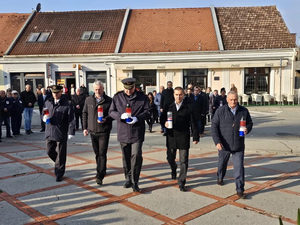 Kod spomen obilježja na Trgu 123. brigade u znak sjećanja na žrtve Vukovara i Škabrnje položeni vijenci i zapaljene svijeće