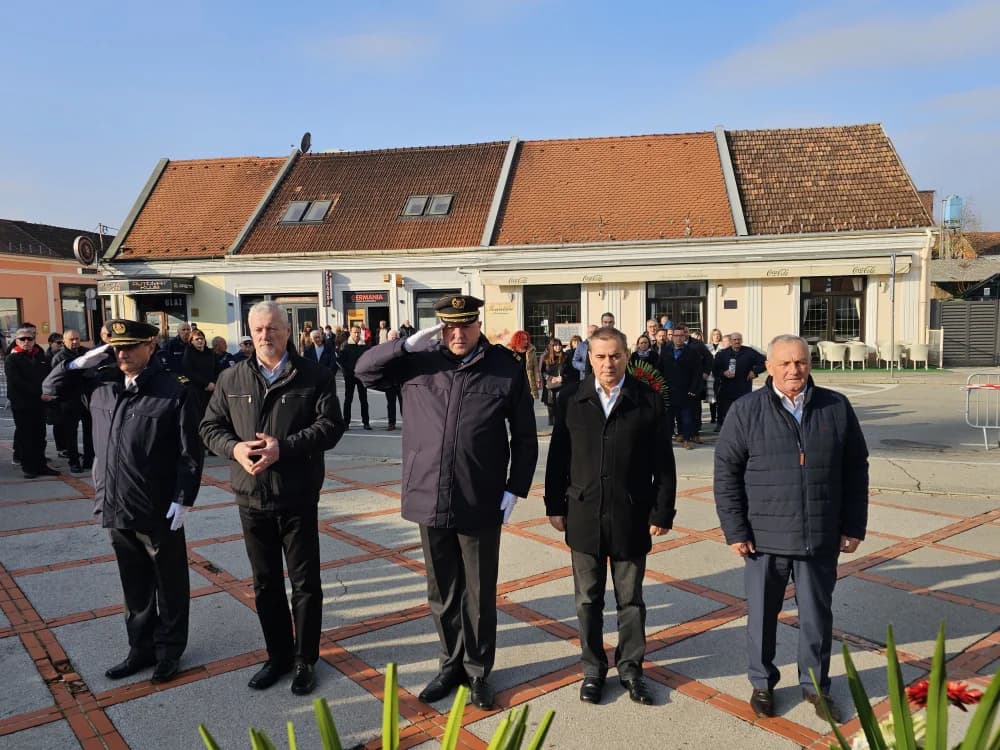 Kod spomen obilježja na Trgu 123. brigade u znak sjećanja na žrtve Vukovara i Škabrnje položeni vijenci i zapaljene svijeće