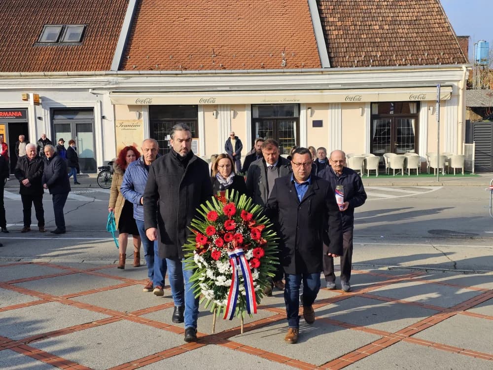 Kod spomen obilježja na Trgu 123. brigade u znak sjećanja na žrtve Vukovara i Škabrnje položeni vijenci i zapaljene svijeće