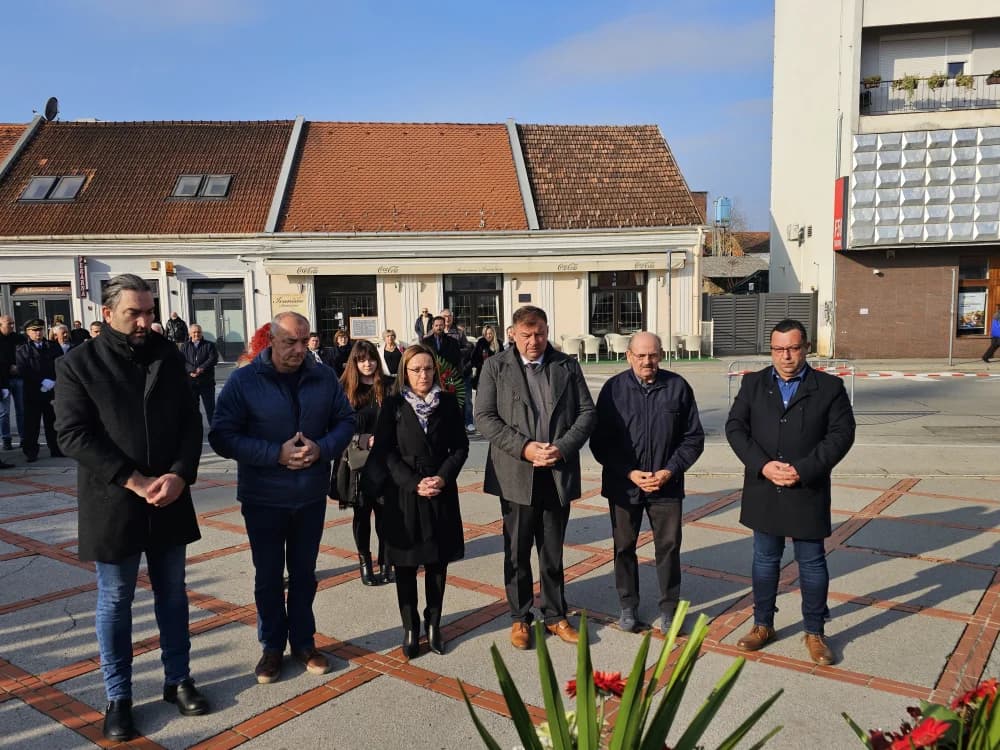 Kod spomen obilježja na Trgu 123. brigade u znak sjećanja na žrtve Vukovara i Škabrnje položeni vijenci i zapaljene svijeće
