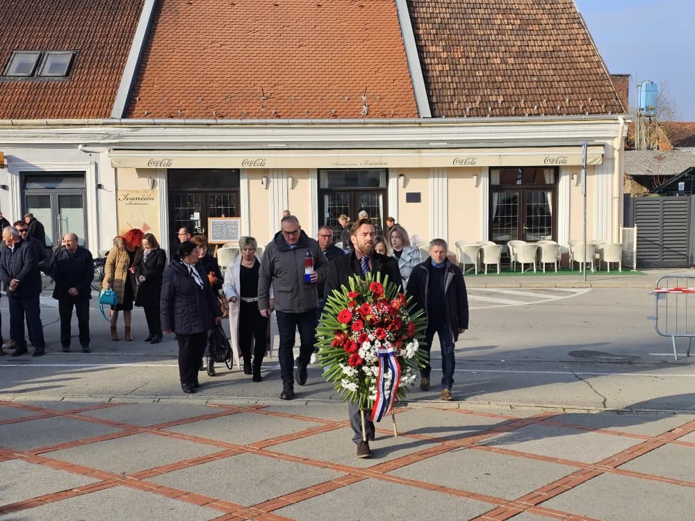 Kod spomen obilježja na Trgu 123. brigade u znak sjećanja na žrtve Vukovara i Škabrnje položeni vijenci i zapaljene svijeće