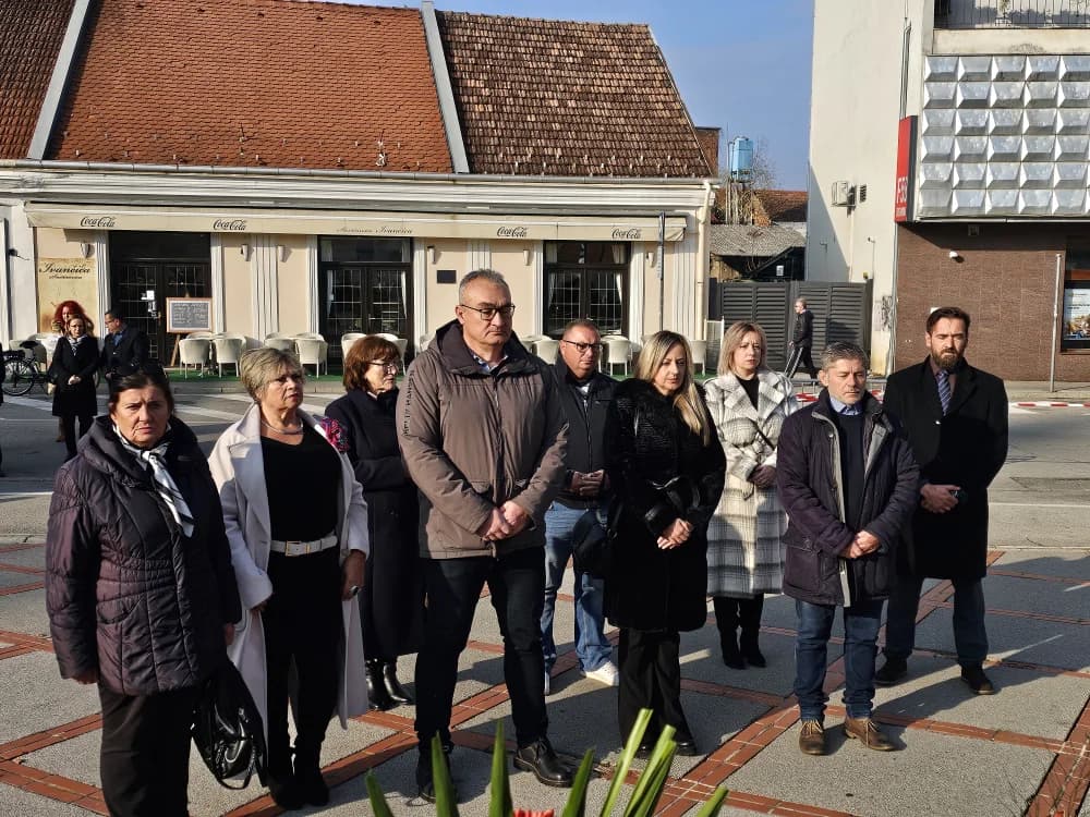 Kod spomen obilježja na Trgu 123. brigade u znak sjećanja na žrtve Vukovara i Škabrnje položeni vijenci i zapaljene svijeće