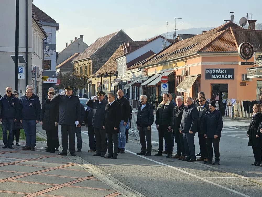 Kod spomen obilježja na Trgu 123. brigade u znak sjećanja na žrtve Vukovara i Škabrnje položeni vijenci i zapaljene svijeće