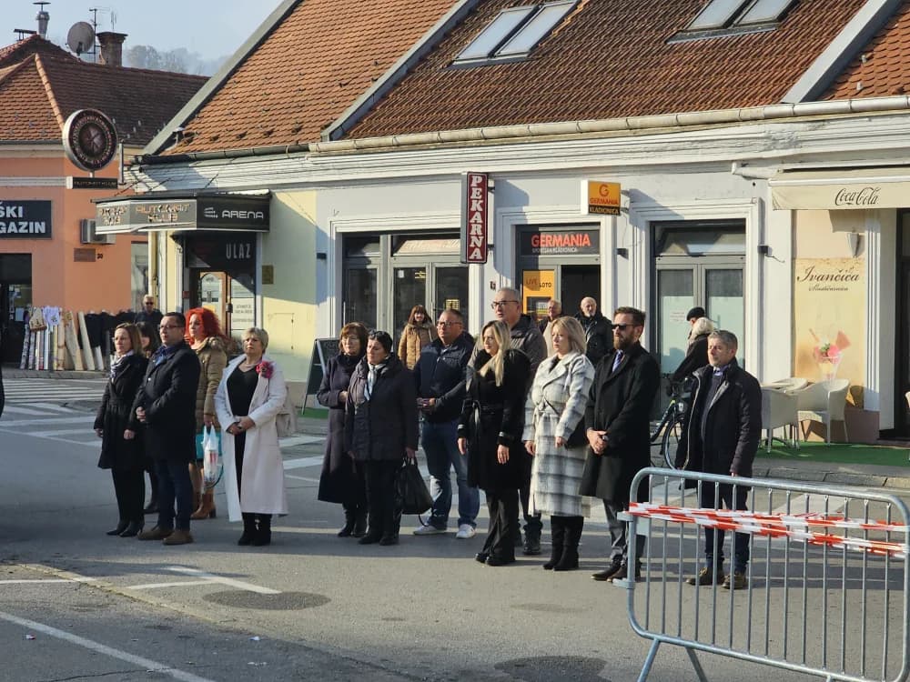 Kod spomen obilježja na Trgu 123. brigade u znak sjećanja na žrtve Vukovara i Škabrnje položeni vijenci i zapaljene svijeće