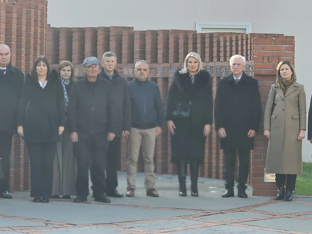 Kod spomen obilježja na Trgu 123. brigade u znak sjećanja na žrtve Vukovara i Škabrnje položeni vijenci i zapaljene svijeće