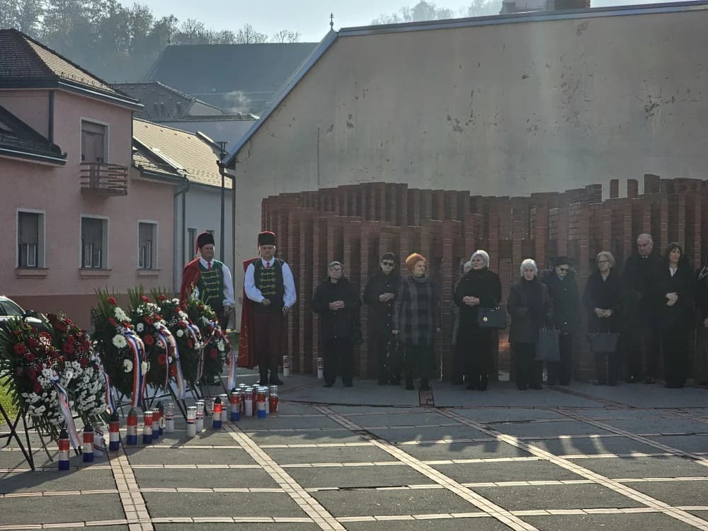 Kod spomen obilježja na Trgu 123. brigade u znak sjećanja na žrtve Vukovara i Škabrnje položeni vijenci i zapaljene svijeće