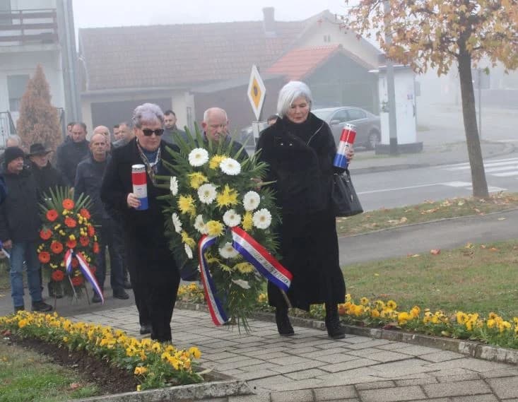 Položeni vijenci u Pleternici ispred spomen-obilježja hrvatskim braniteljima