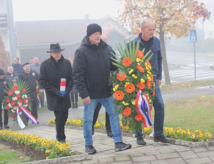Položeni vijenci u Pleternici ispred spomen-obilježja hrvatskim braniteljima