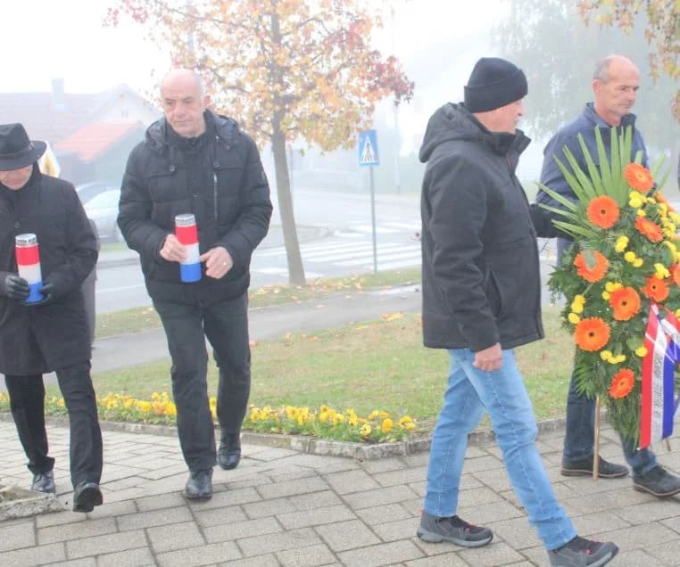 Položeni vijenci u Pleternici ispred spomen-obilježja hrvatskim braniteljima